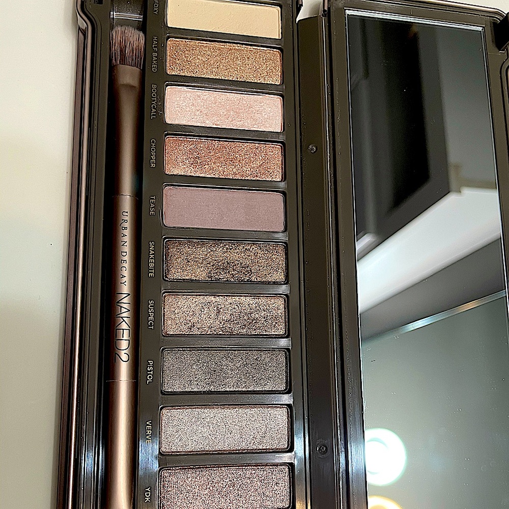 LIKE NEW Urban Decay Naked2 Eyeshadow Palette
